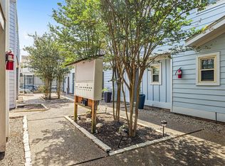 525 11th St APT 10, Galveston, TX 77550