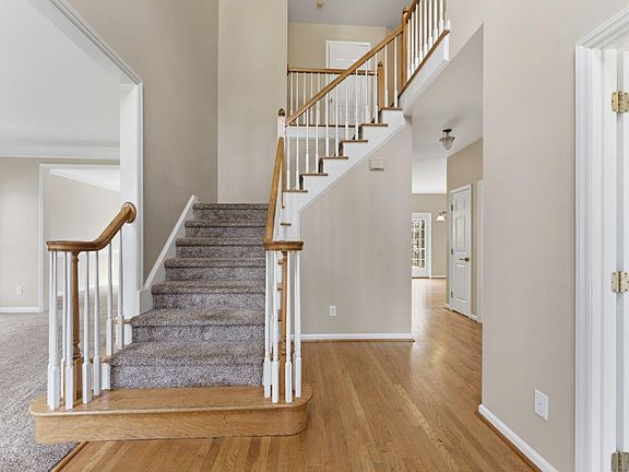 4th image of 220 Arbordale Ct