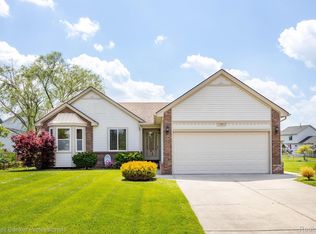 49099 Mossy Glen Ct, Chesterfield, MI 48051