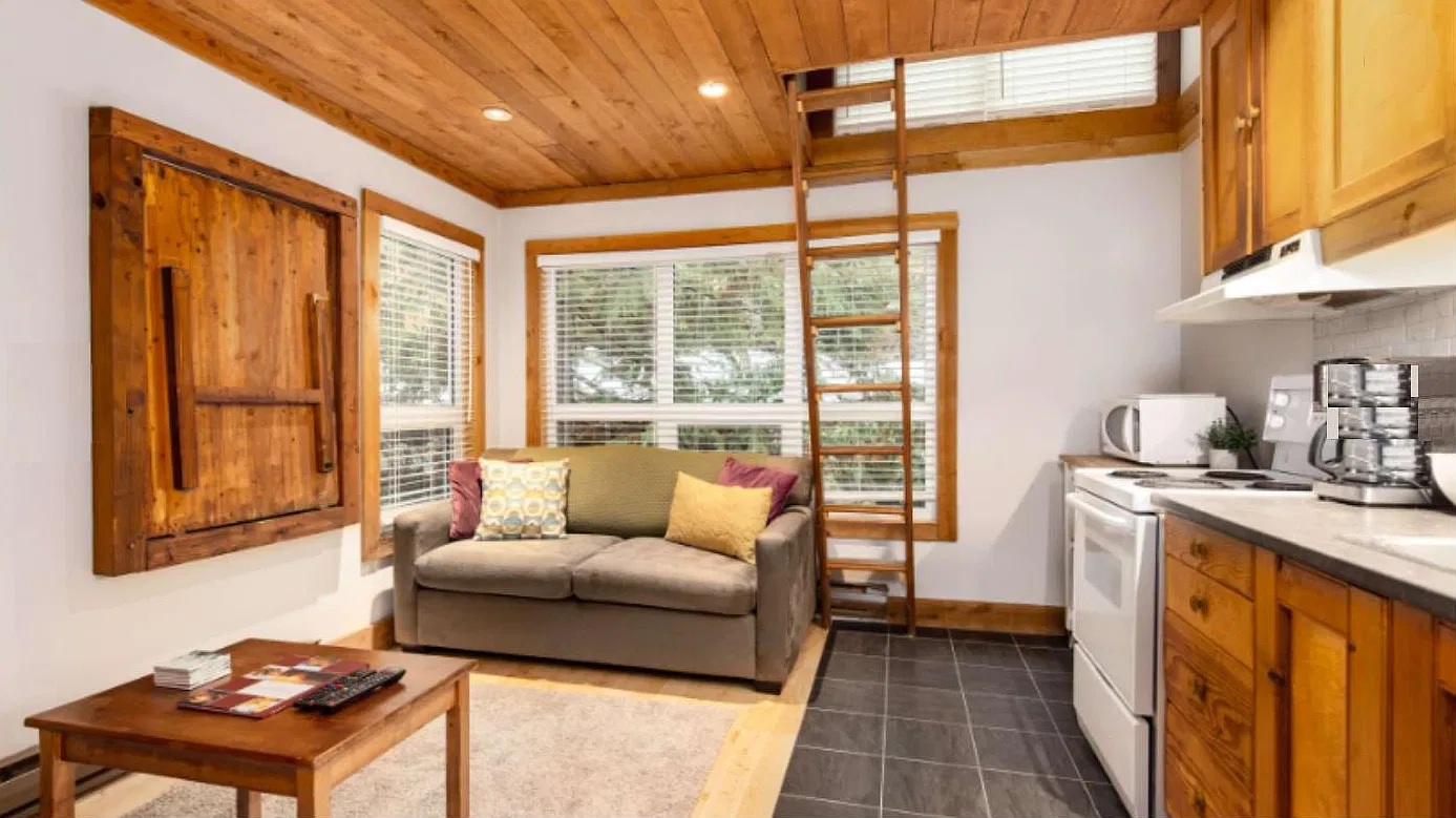 Furnished 1 bedroom condo in Gondola Village, Creekside — Photo 2
