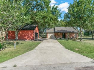 910 Willow Dr, Wills Point, TX 75169