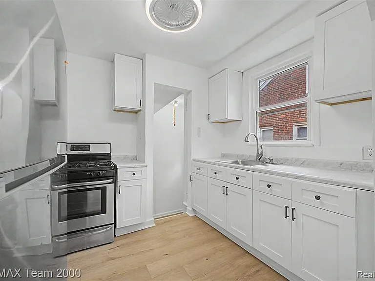 1670 Riverbank St — Photo 13