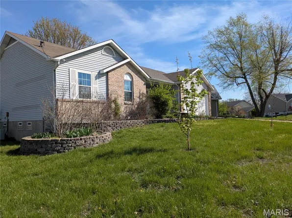 1208 Colby Dr, Saint Peters, MO 63376