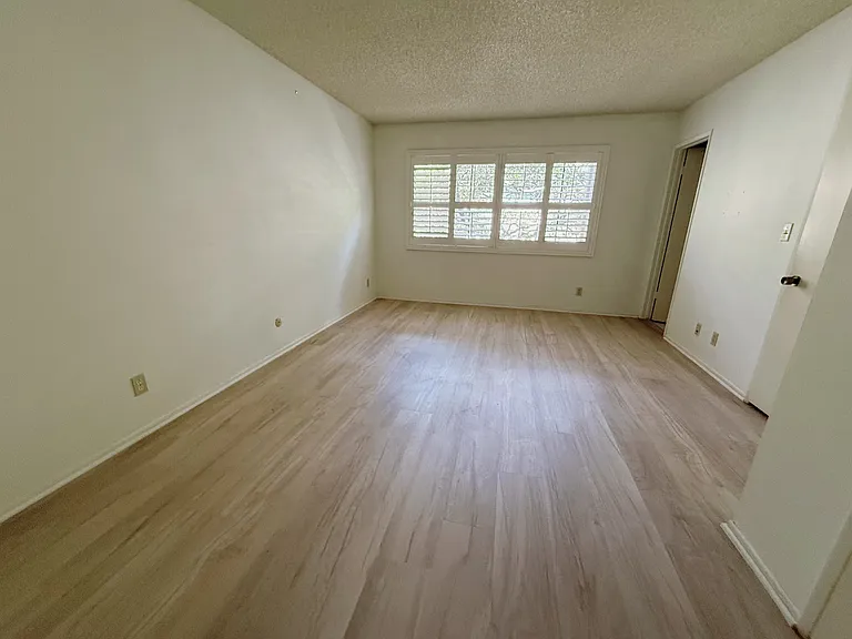 475 W Walnut St — Photo 25