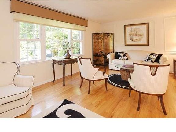 3rd image of 805 Rock Ln
