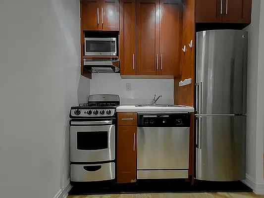 4th image of 214 E 51st St APT 1g