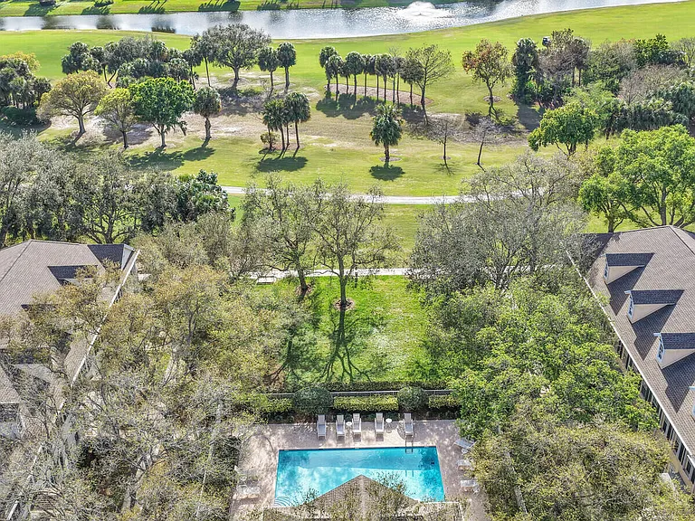 133 Wentworth Ct — Photo 42