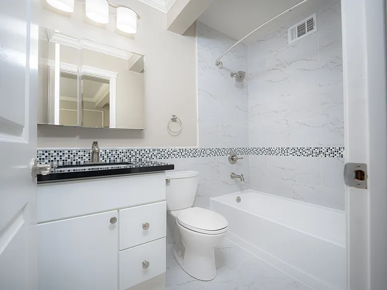 Aqua Terra 1 Bed, 1 Bath Bathroom Aqua Terra 1 Bed, 1 Bath Bathroom