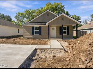806 N Walker St, Webb City, MO 64870