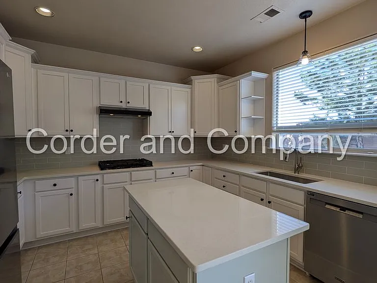 8827 Hampton Ave NE — Photo 11
