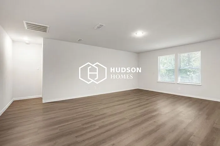 3 bed, 2.0 bath, 1600 sqft, $1,299 — Photo 3
