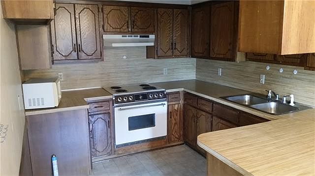 2nd image of 425 W Pelton St