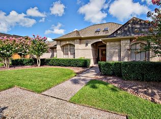 1104 Twin Oaks St, Friendswood, TX 77546
