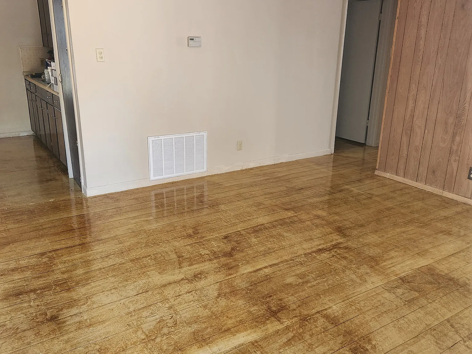 3 bed, 965 sqft, $1,306 — Photo 2