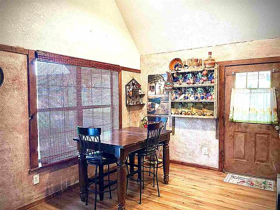 5th image of 164 Guinevere Dr