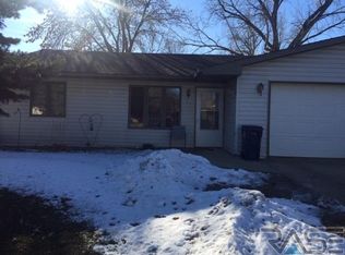 303 E Hoyer St, Viborg, SD 57070