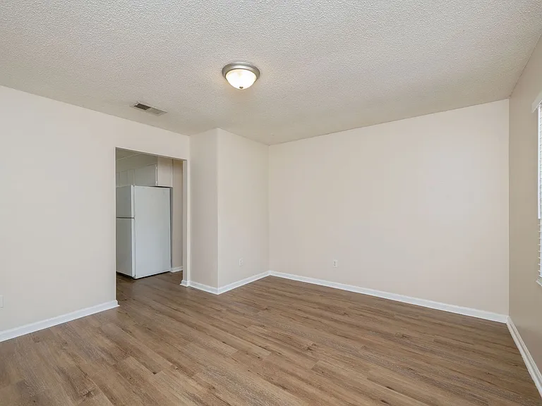 709B Greenwood St — Photo 5