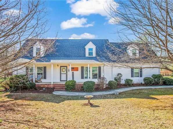 112 King Arthur Dr, King, NC 27021