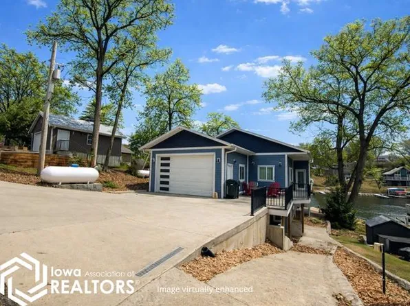 2141 S Lakeshore Dr, Brooklyn, IA 52211