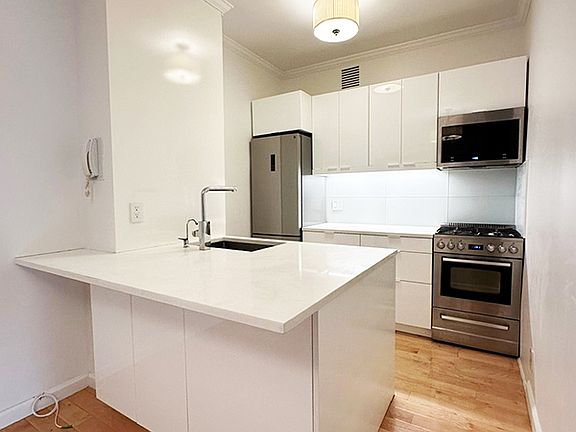 3rd image of 58 W 58th St APT 6B