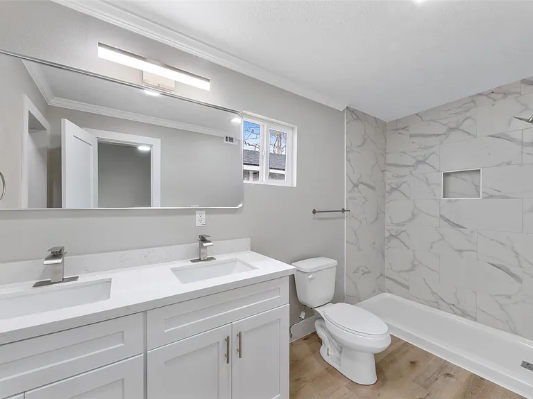 219 E James St — Photo 6