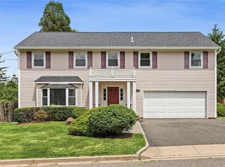 2B Walnut St, Glenwood Landing, NY 11547
