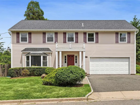 2B Walnut Street, Glenwood Landing, NY 11547