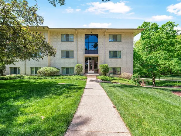 10444 Rockville Pike APT 302, Bethesda, MD 20852