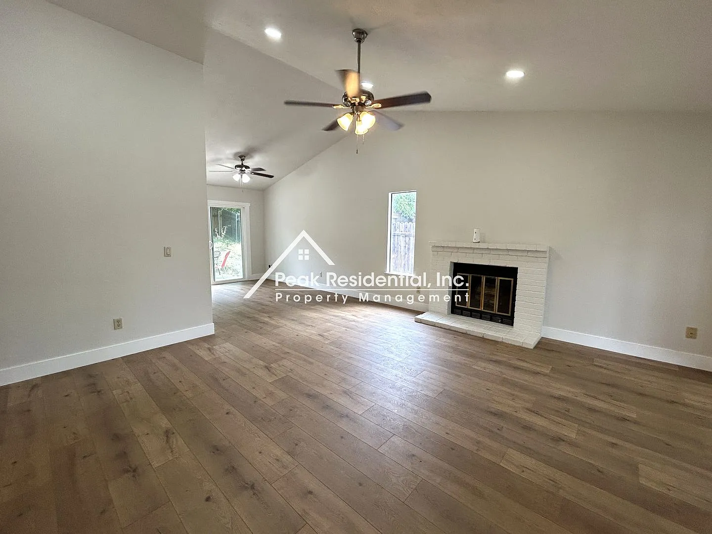 Beautiful 3 bedroom 2 bathroom house with 2 Car Garage! — Photo 4