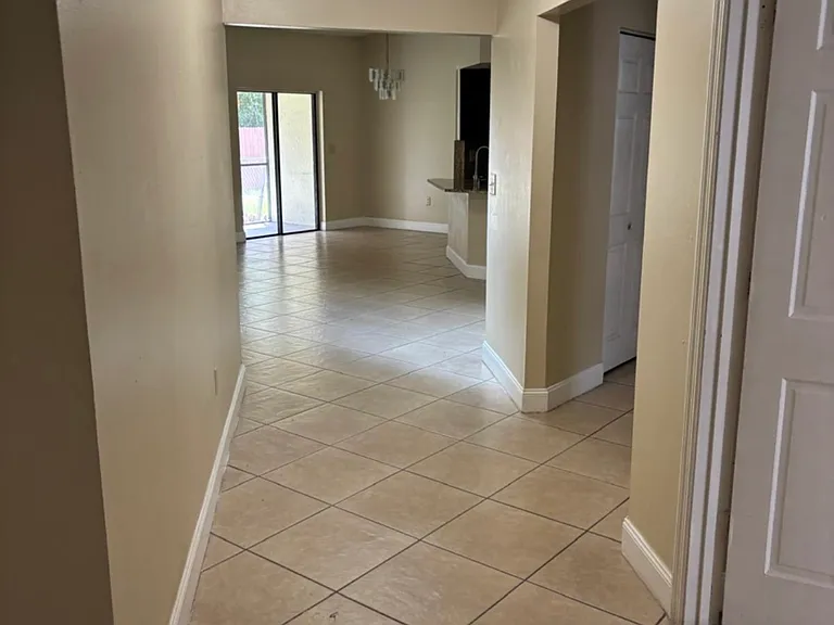 660 Royalty Ct — Photo 9