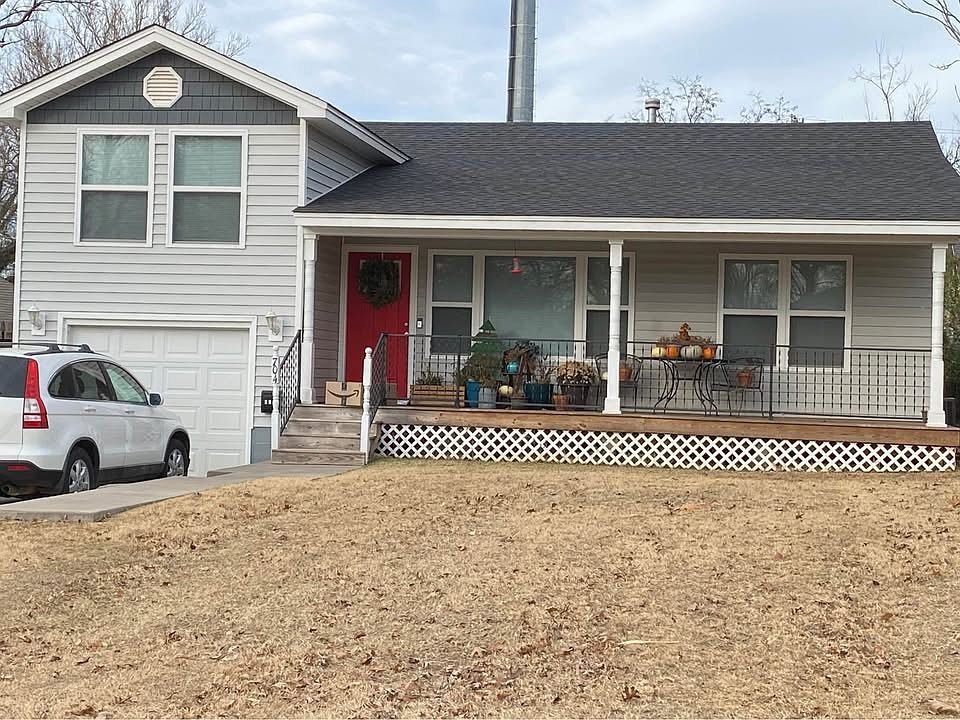 1st image of 704 W 9th Ave