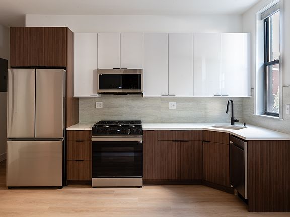 3rd image of 290 15th St APT 1R