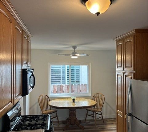 3rd image of 959 W 6th St
