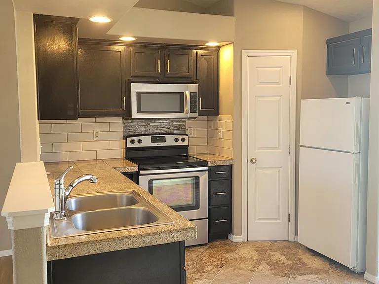 3907 Lexington St — Photo 3