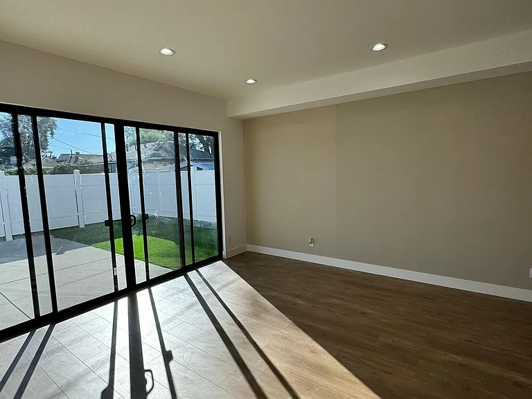7434 Penfield Ave — Photo 8