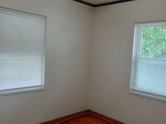 2nd image of 917 1/2 Park Dr #B