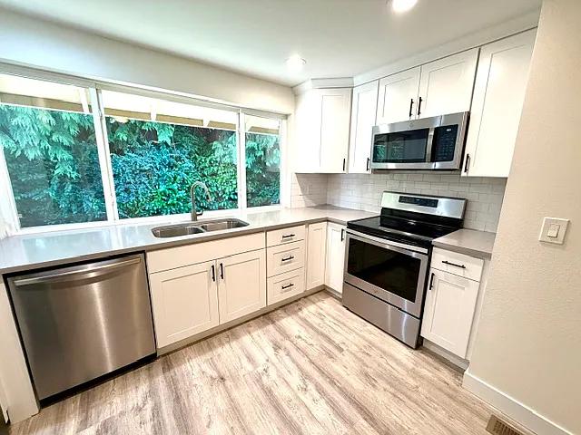 17028 NE 18th St — Photo 7