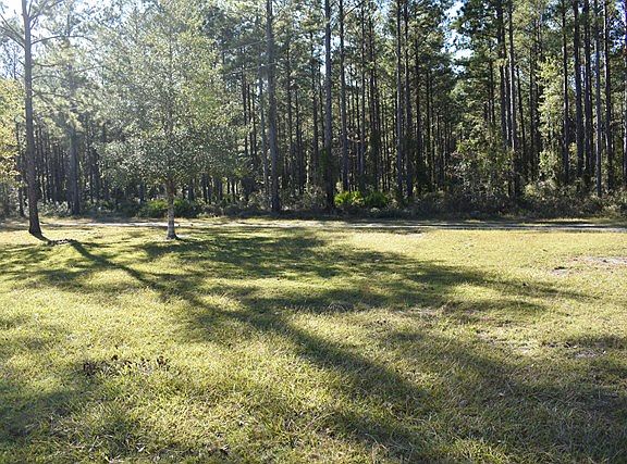 3rd image of 404 SE Holly Hill Dr