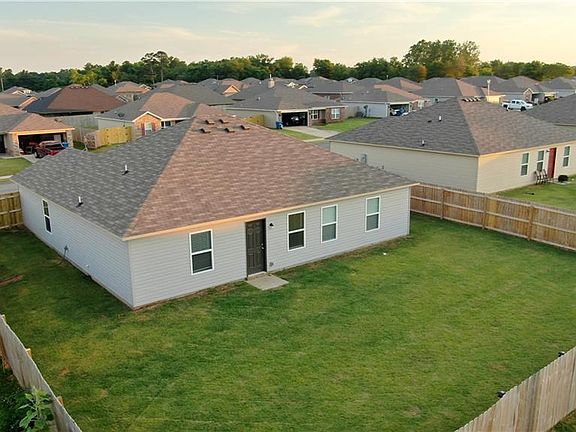 4th image of 829 NW Evans Cir