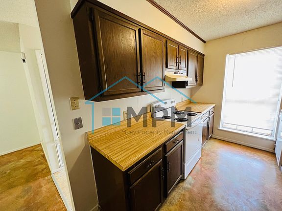 3rd image of 10 Briarwood Cir