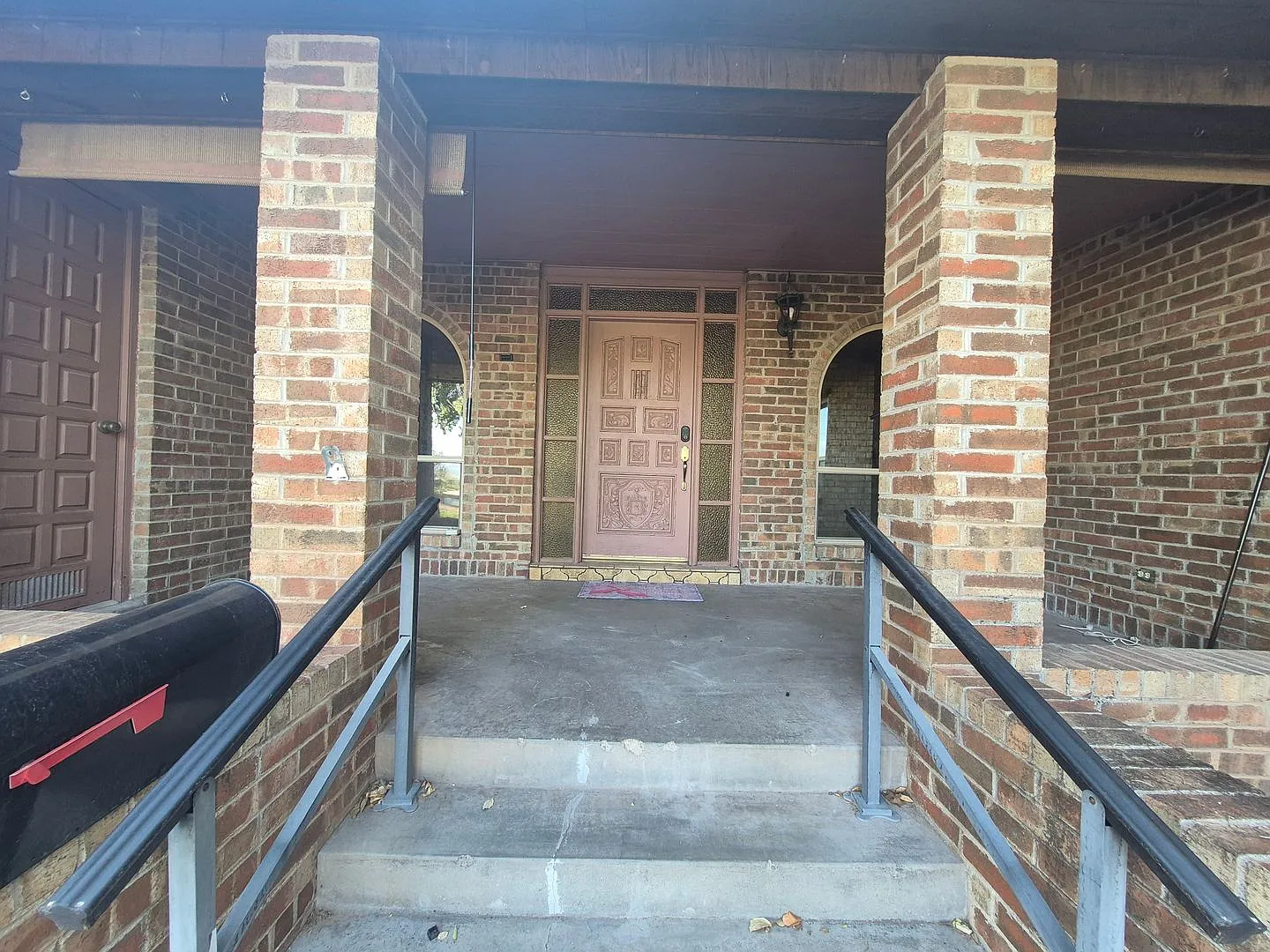 Spacious 4 bedroom 2 bath — Photo 4