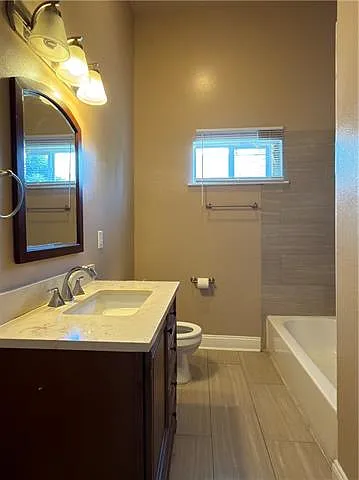 2233 Franklin Ave — Photo 6