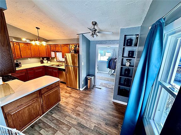 2nd image of 2852 Shelly Rd