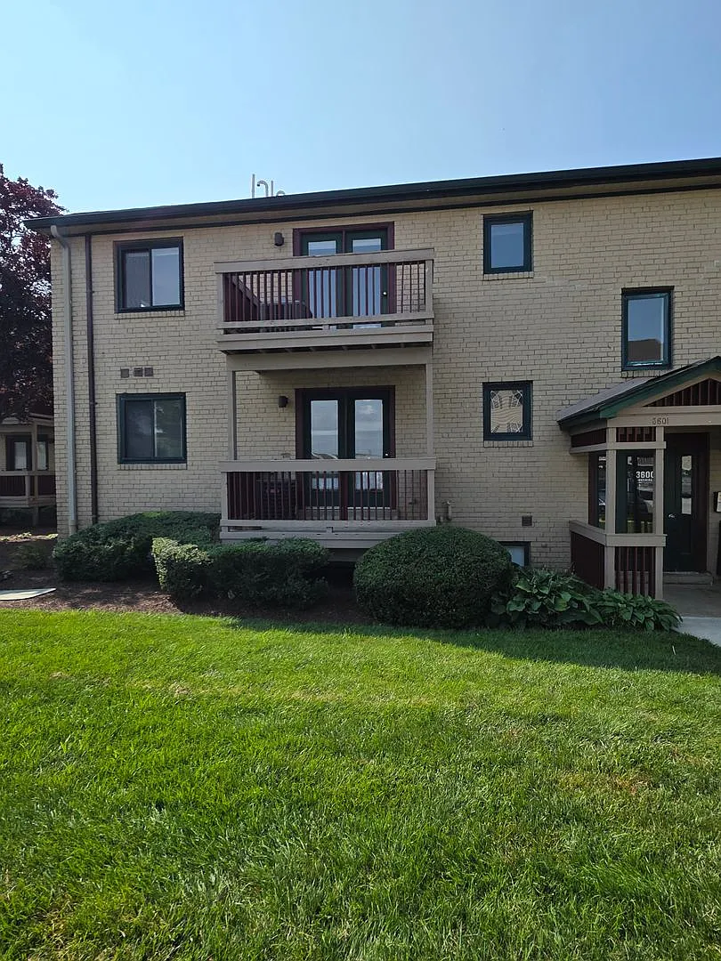 Cozy 1 Bedroom Apartment Available Now! — Photo 3