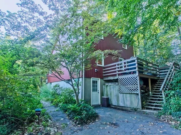 15 Old Farm Rd, Belchertown, MA 01007