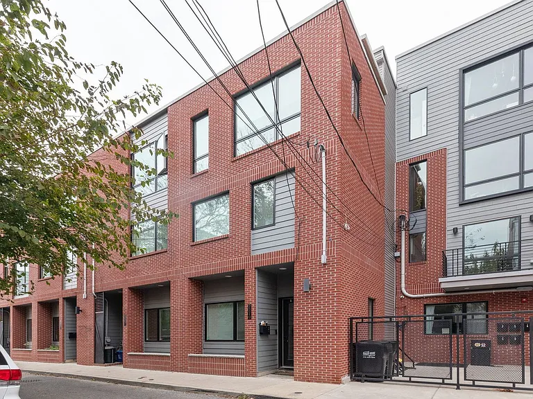 2219 N Hope St — Photo 1