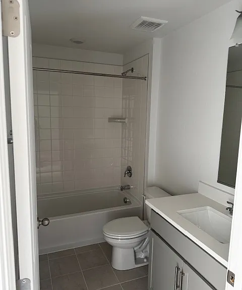 Common full bathroom in second floor
