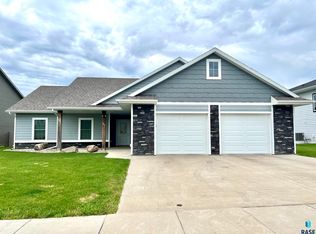 1403 Oak Creek Rd, Dell Rapids, SD 57022