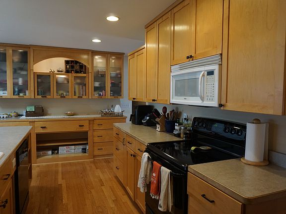 5th image of 4060 Victoria St N #4060