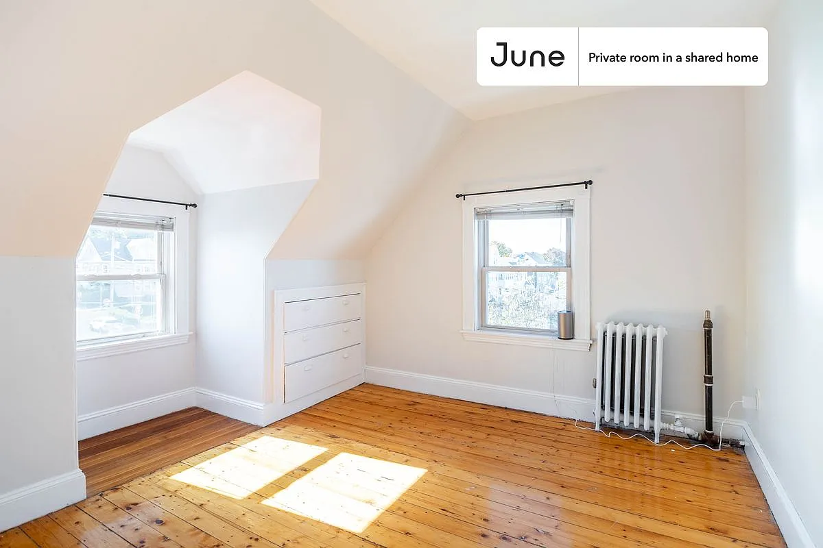 Full bedroom in 7 bed/2 bath home in Brighton #1517 D — Photo 2